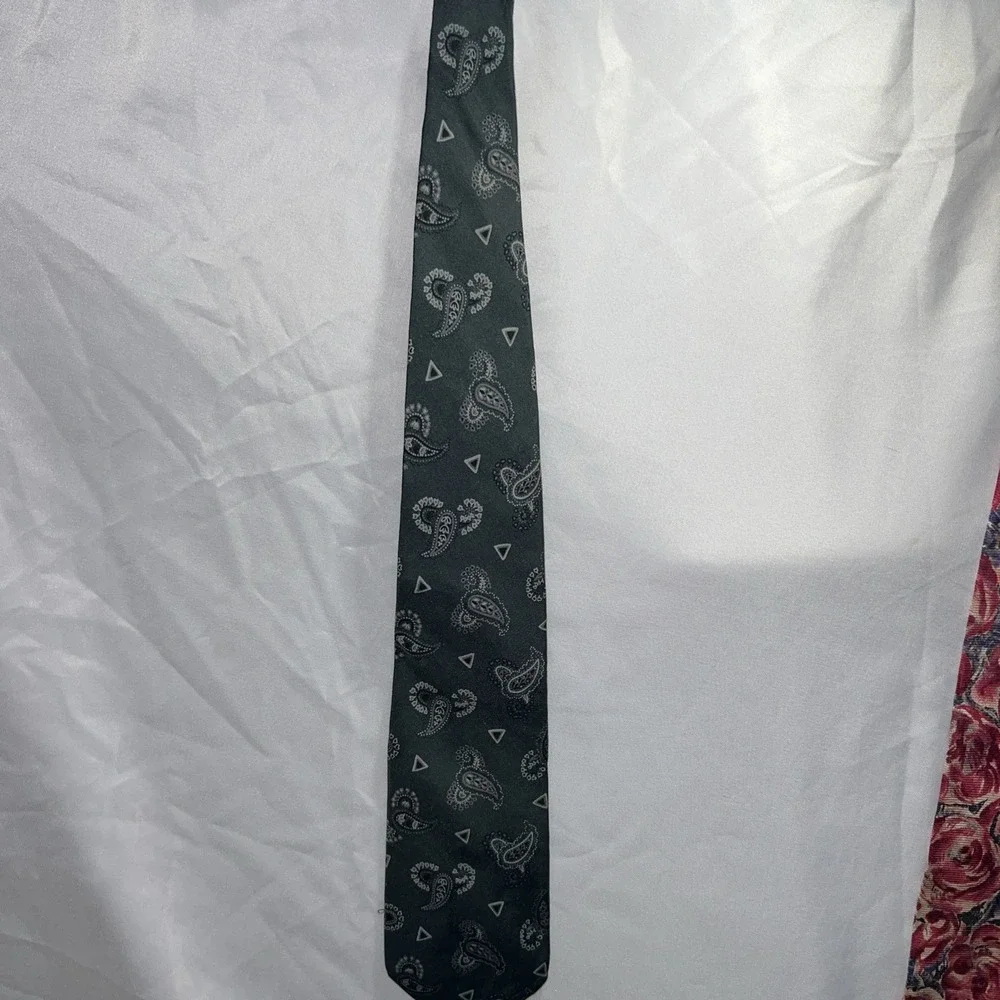 Banana Republic silk tie safari & travel  green paisley unique vintage modern 78